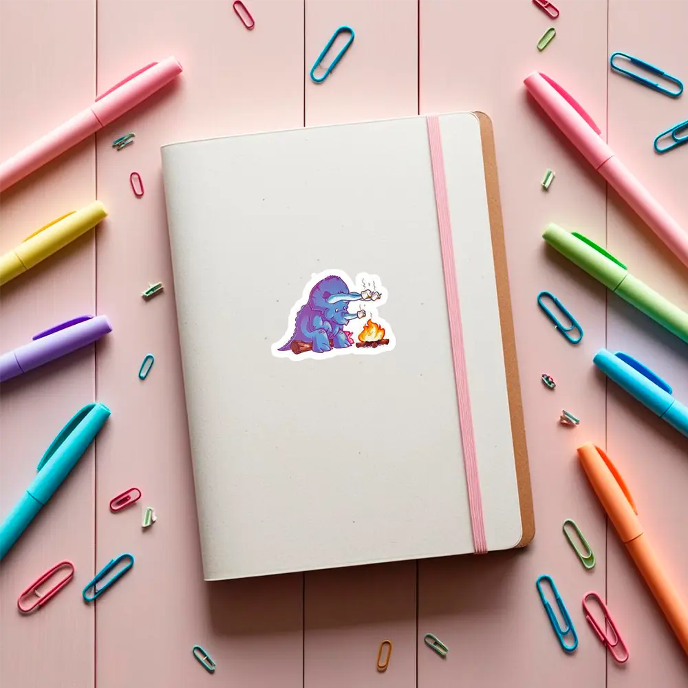 Sticker Triceratops la foc de tabara